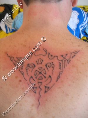 dorsal d'un tattoo d'une raie manta polynesienne